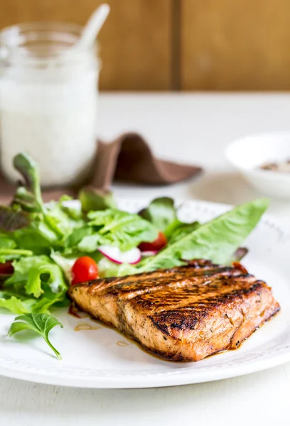 Glazed Salmon with salad — Stock Photo, Image