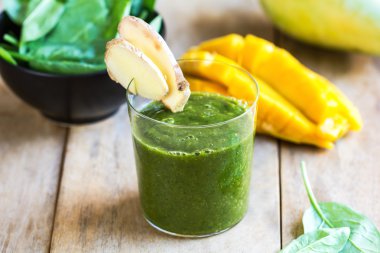 Ispanak ve zencefil güler yüzlü ile mango