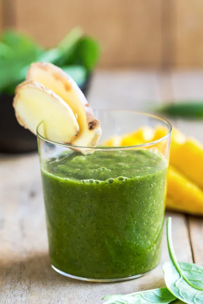 Mango med spenat och ingefära smoothie — Stockfoto