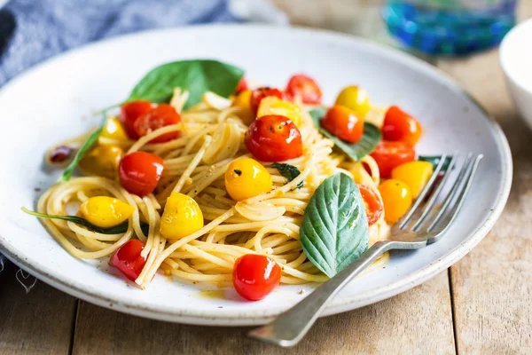 Spaghetti met rode en gele kerstomaat — Stockfoto