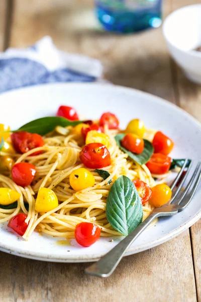 Kırmızı ve sarı kiraz domatesli spagetti. — Stok fotoğraf