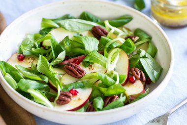 Mache Apple ve nar salatası ile