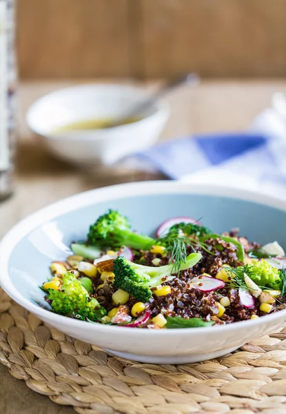 Rode Quinoa met maïs en broccoli salade — Stockfoto