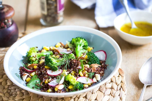 Červená Quinoa salát s kukuřicí a brokolicí — Stock fotografie