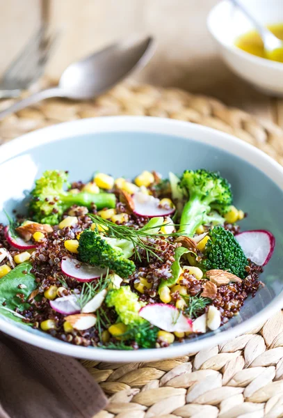 Rode Quinoa met maïs en broccoli salade — Stockfoto