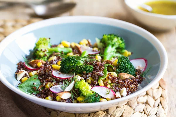 Quinoa vermelha com salada de milho e brócolis — Fotografia de Stock