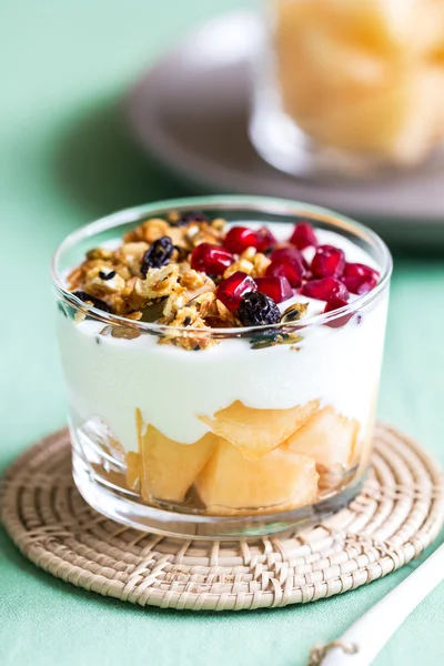 Granola con yogur griego y melón —  Fotos de Stock