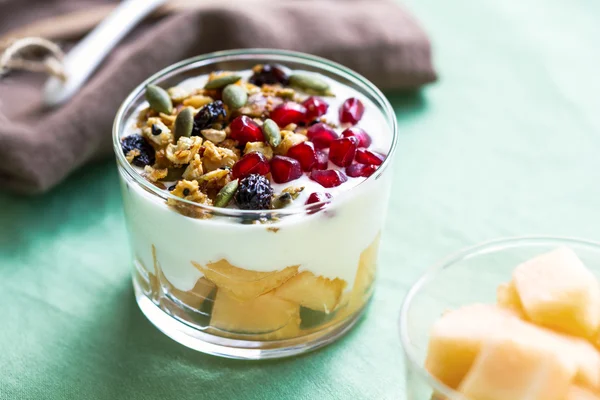 Granola con yogurt greco e melone — Foto Stock