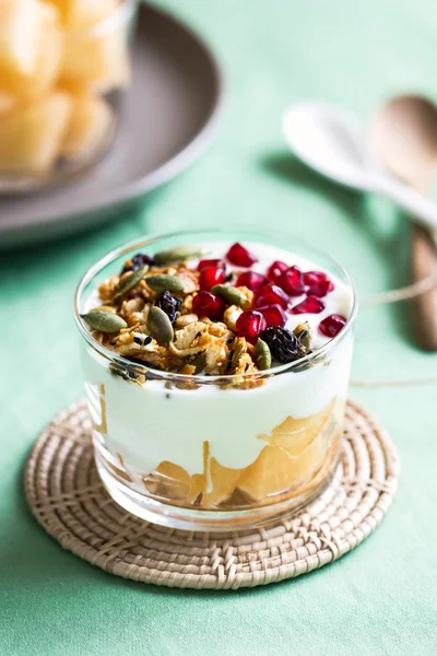 格兰诺拉麦片，希腊酸奶和哈密瓜 — 图库照片