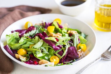 Turpla ceviz ve nar salatası ile