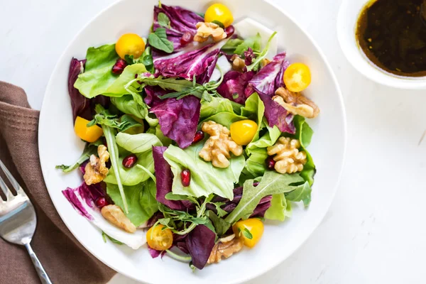 Radicchio mit Walnuss- und Granatapfelsalat — Stockfoto