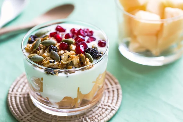 Granola con yogurt greco e melone — Foto Stock