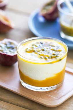 Passion fruit ve Mango püresi yoğurt ile
