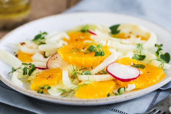 Orange mit Fenchel und Rettichsalat — Stockfoto