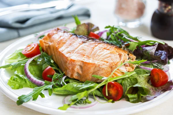 Zalm steak met salade — Stockfoto