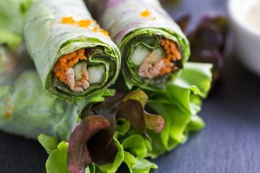 Vietnamca bahar roll sebze ve yengeç sopa ile