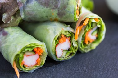 Vietnamca bahar roll sebze ve yengeç sopa ile