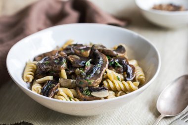 Mantar ve ot soslu makarna