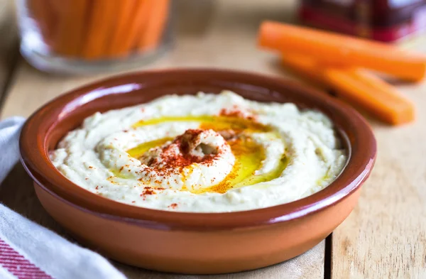 Ev yapımı humus havuç dilimleri ile