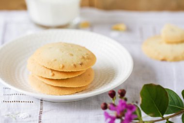 Bir tabak üzerinde Badem Çerezler