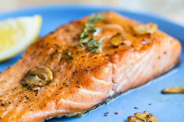 Gegrillter Lachs mit Knoblauch und Kräutern — Stockfoto