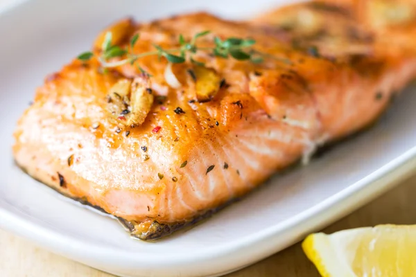 Grilled Salmon with garlic and herb — Stock Photo, Image