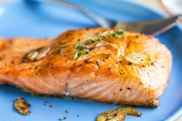 Salmón a la parrilla con ajo y hierba —  Fotos de Stock