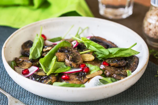 Pilz mit Spinat und Granatapfelsalat — Stockfoto