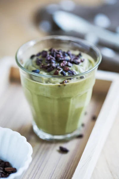 Avokado smoothie med Cacao nibs — Stockfoto