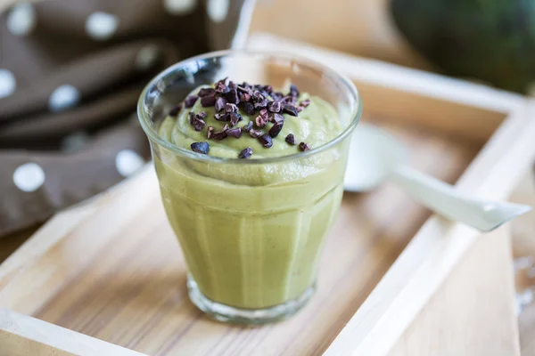 Batido de aguacate con plumas de cacao — Foto de Stock