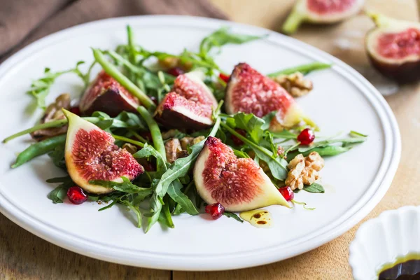 Fig con ensalada de granada y cohete —  Fotos de Stock