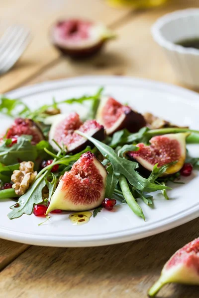 Fig with Pomegranate and rocket salad — Stock Photo, Image