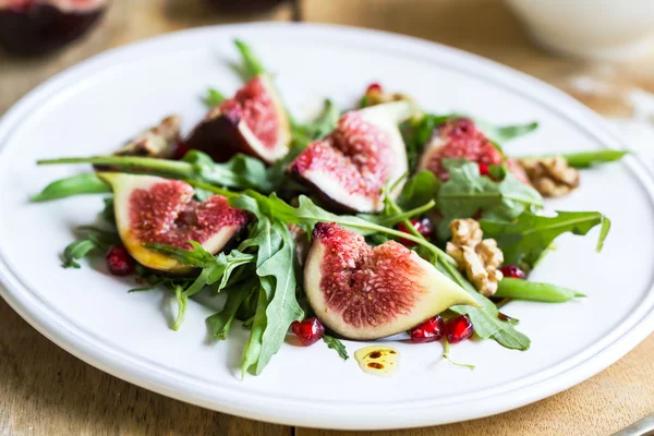 Fig with Pomegranate and rocket salad — Stock Photo, Image