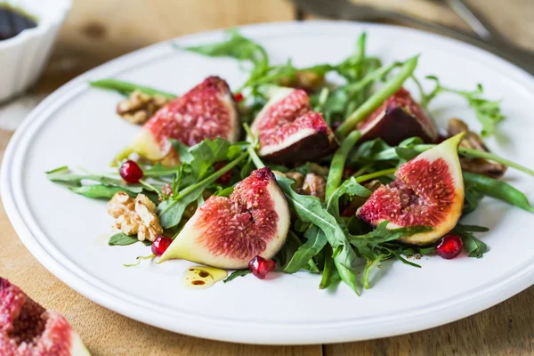 Fig com romã e salada de foguete — Fotografia de Stock