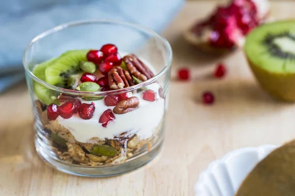 Granola con yogurt greco, kiwi e melograno — Foto Stock