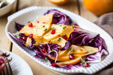 Trabzon hurması Radicchio ve nar salatası ile