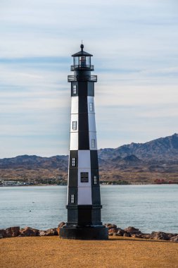 Arizona 'da Havasu Gölü' nde siyah beyaz bir deniz feneri.