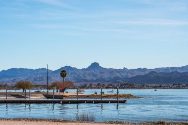 Arizona Havasu Gölü 'nde nefes kesici bir manzara.