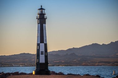 Arizona 'da Havasu Gölü' nde siyah beyaz bir deniz feneri.