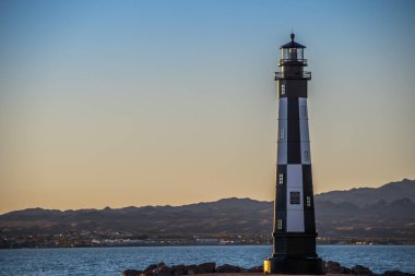 Arizona 'da Havasu Gölü' nde siyah beyaz bir deniz feneri.