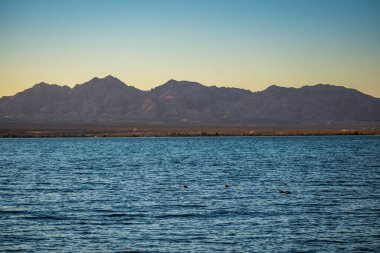 Arizona Havasu Gölü 'nde nefes kesici bir manzara.
