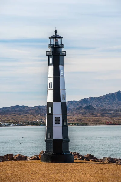 Arizona 'da Havasu Gölü' nde siyah beyaz bir deniz feneri.