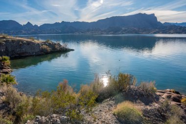 Cattail Cove SP, Arizona 'daki gölün nefes kesici manzarası.