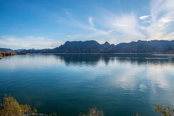 Cattail Cove SP, Arizona 'daki gölün nefes kesici manzarası.