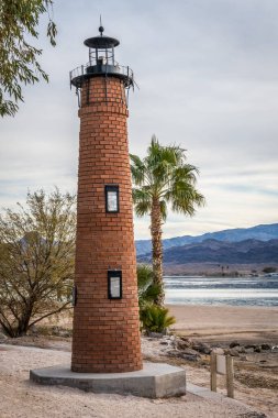 Kıyıdan Havasu Gölü 'nün deniz fenerlerinden birinin manzarası.