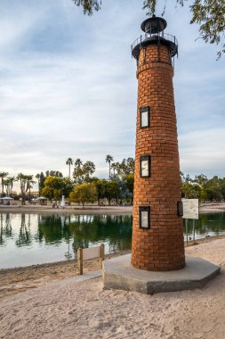Kıyıdan Havasu Gölü 'nün deniz fenerlerinden birinin manzarası.