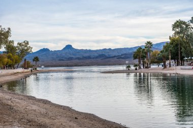Huzurlu bir göl manzaralı, ferahlatıcı bir su akıntısı.