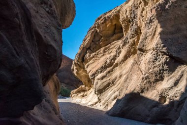 Sara Crack 'in yürüyüş izinden destansı kayalık manzara