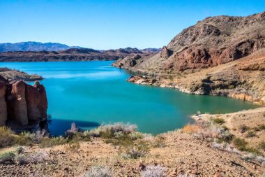 Sara Crack 'in yürüyüş izinden destansı kayalık manzara