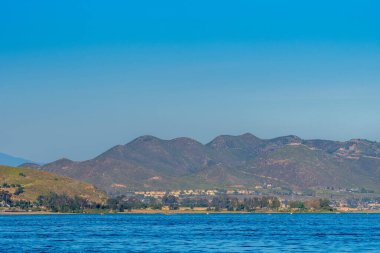 Kaliforniya, Elsinore Gölü 'ne bakan doğa manzarası